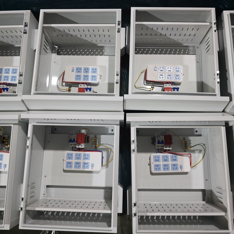 Foto nyata produksi massal saka kothak distribusi tahan udan ruangan Ouyue Electric: Tampilan proses lengkap saka cangkang logam kanggo ngrampungake perakitan mesin