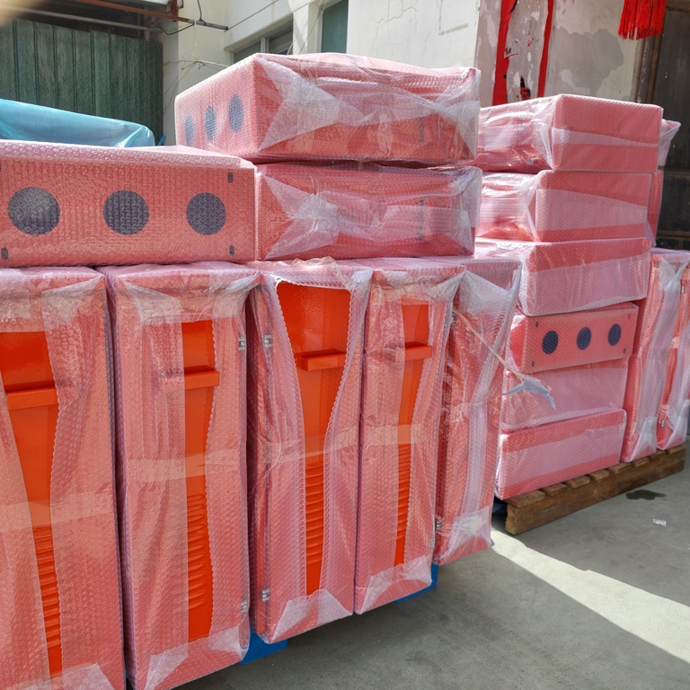 Kothak distribusi oranye padhang Ouyue Electric kasedhiya ing Amerika Serikat: model bebaya cilik lan model portabel ukuran medium dikemas ing batch sing padha. Label safety lan desain portabel kompatibel karo kahanan kerja ing Amerika Utara
